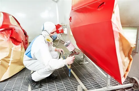 正在喷漆的工人