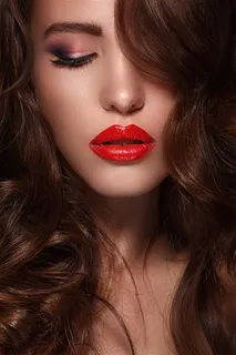 闭着眼睛的卷发美女高清图片