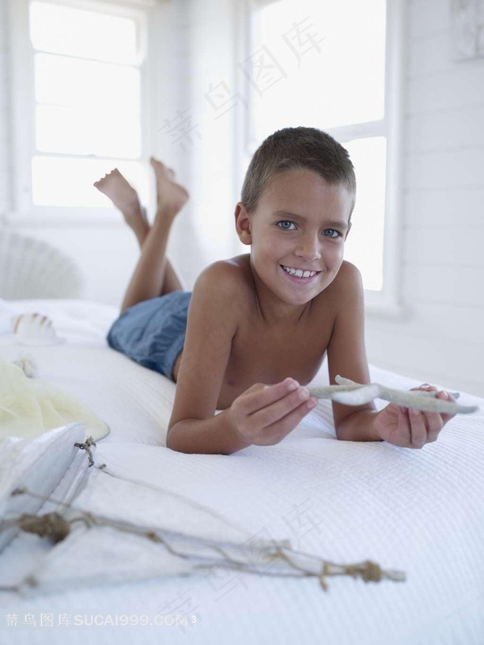 趴在床上 的小男孩