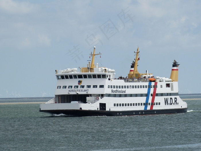 海上航行旅游客轮图片