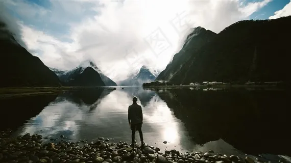 男人旅行背影图片 男人旅行背影图片