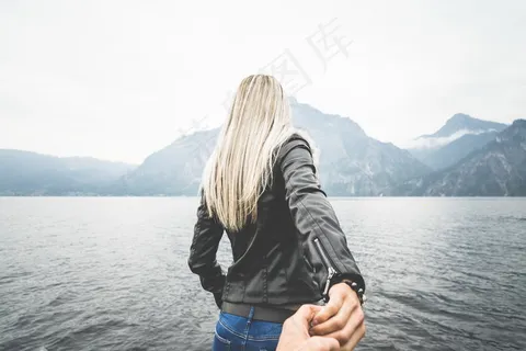 情侣背影牵手图片 情侣背影牵手图片