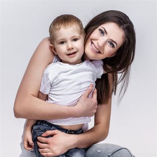抱在一起的妈妈跟儿子