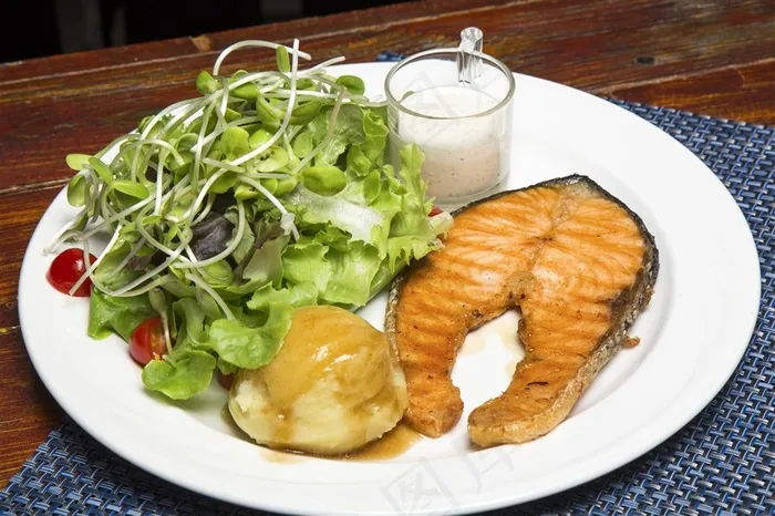 美味的三文鱼餐饮美食高清图