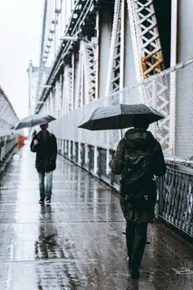 街头男人下雨撑伞图片 街头男人下雨撑伞图片