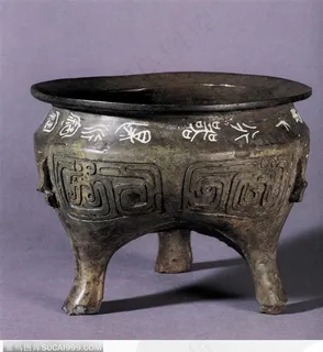 传统青铜器-刻着环带纹的三足鼎