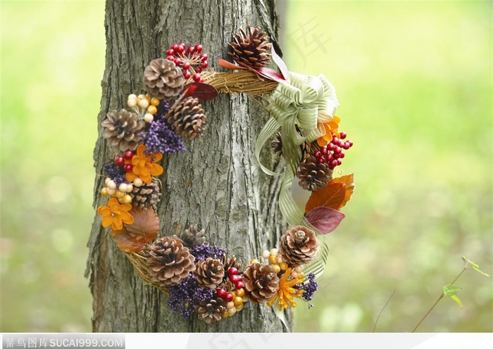 挂在树上的花环