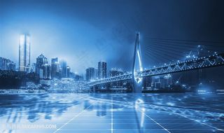 夜空下水面倒影中的城市