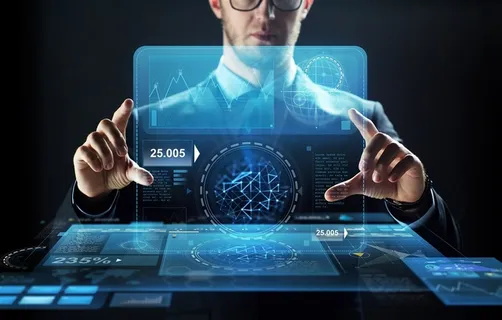 操作全息交互界面的商务人士高清图片 操作全息交互界面的商务人士高清图片