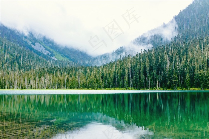 湖水像一面镜子