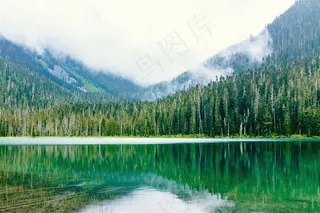 湖水像一面镜子