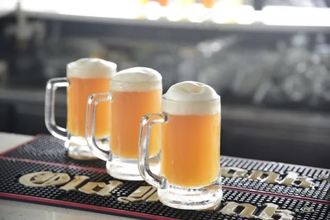 三杯大啤酒图片