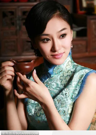 端着茶杯的美女