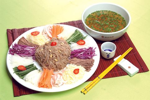 拌什锦蔬菜冷面