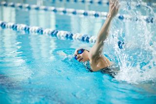 正在比赛的游泳运动员高清图片