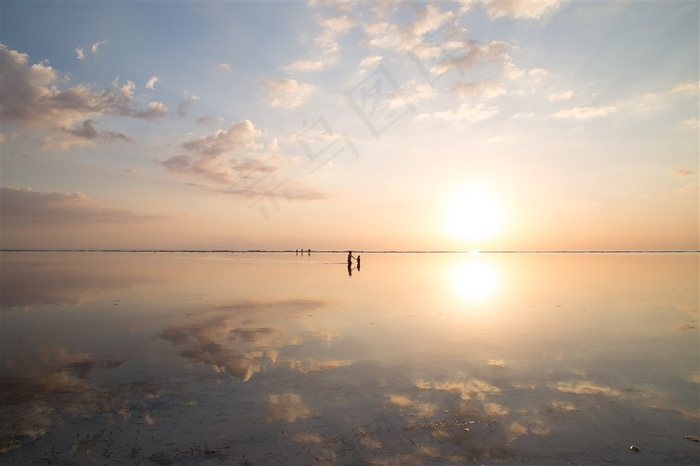 夕阳下的美丽海洋景色摄影图片