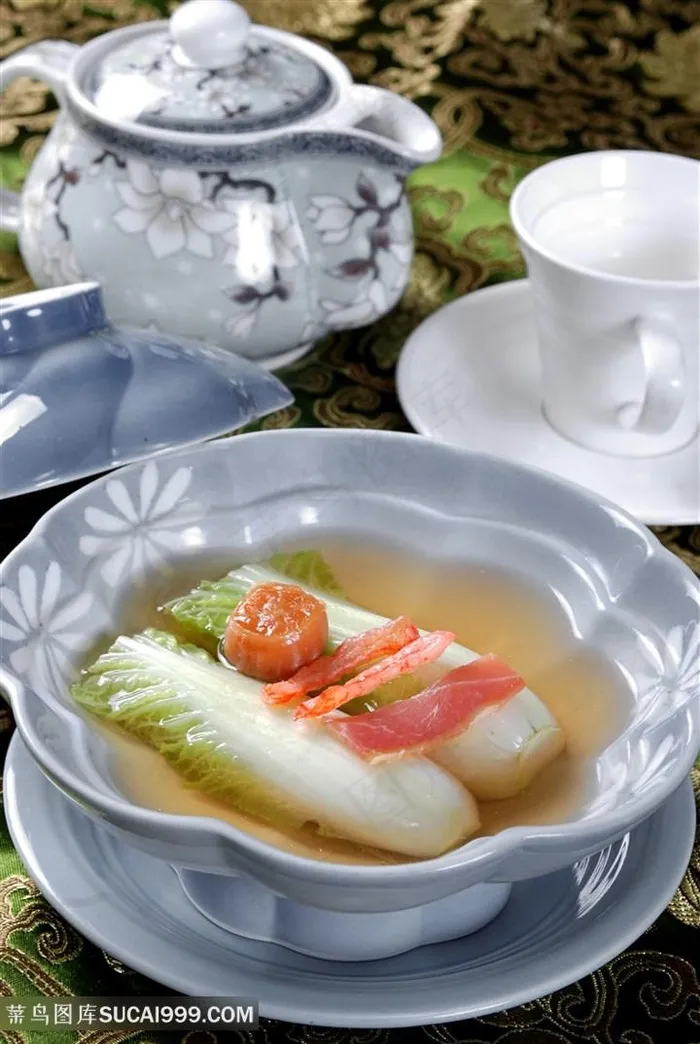 肘子炖津白,