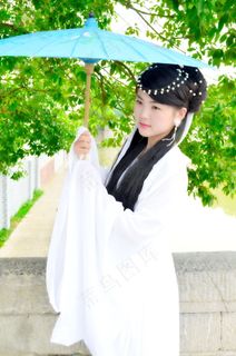 撑伞古典美女图片