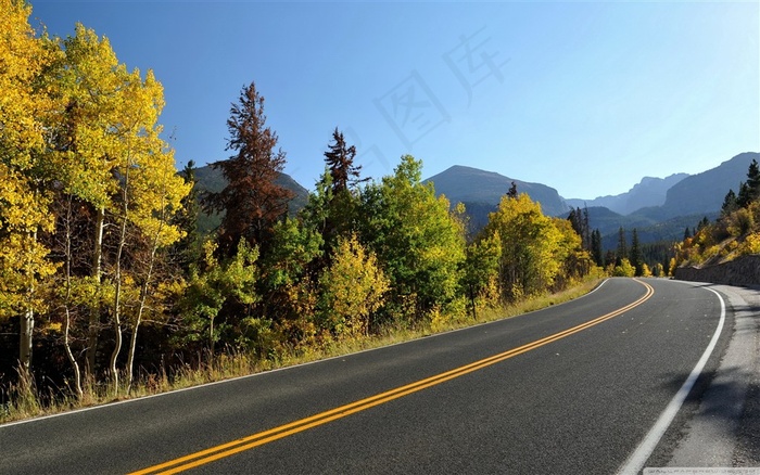 一条山间的高速公路