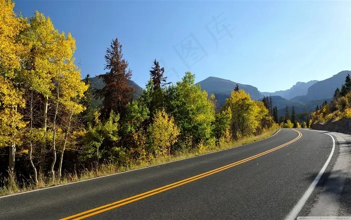 一条山间的高速公路