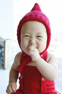 穿着红色衣装的可爱幼儿 穿着红色衣装的可爱幼儿