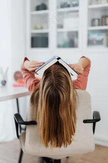 把书盖在脸上的女生图片