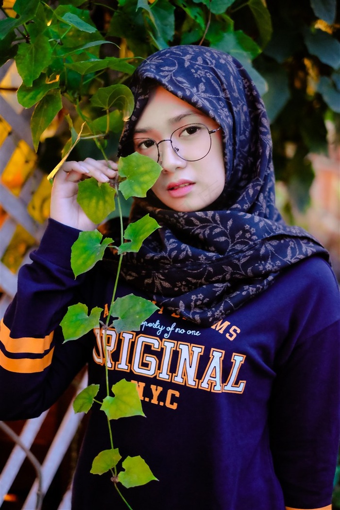 清秀戴头巾伊斯兰美女图片素材