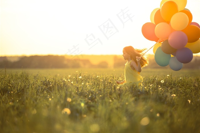 夕阳西拿着气球奔跑的小女孩高清摄影图片