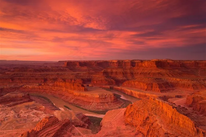 红色峡谷与红色天空