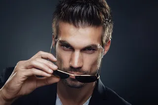 手中拿着太阳眼镜的帅哥高清图片