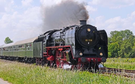 绿皮蒸汽火车图片