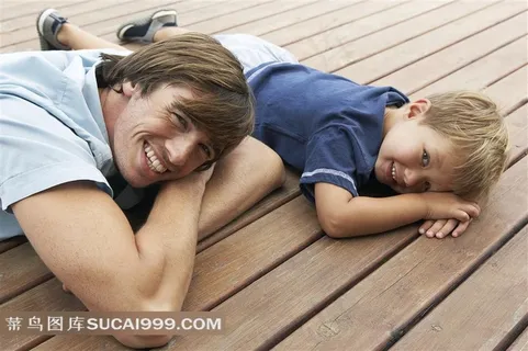 亲子广告元素 趴在地上的父子高清特写