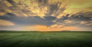 变焦拍摄草原落日风光