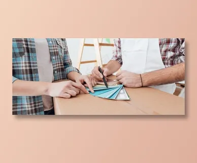 拿着色卡讨论的夫妻高清图片