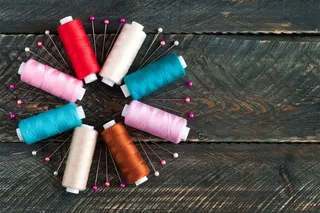 桌子上的针和线