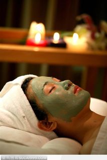 敷着面膜睡觉的女子