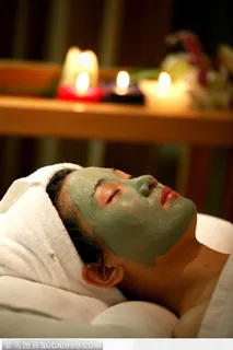 敷着面膜睡觉的女子