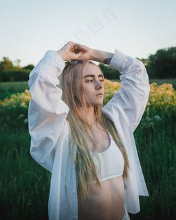 户外美女艺术人体写真图片