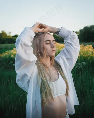 户外美女艺术人体写真图片