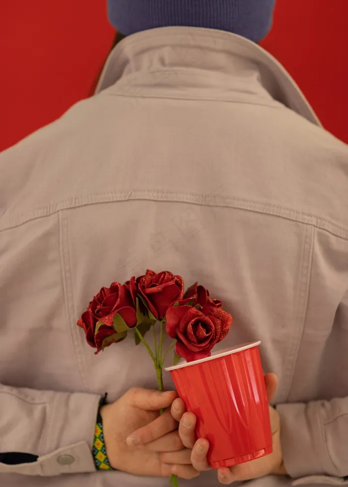 背后手拿花朵图片