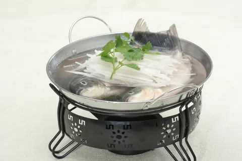 锅仔萝卜丝汆鲫鱼 18元 (2)