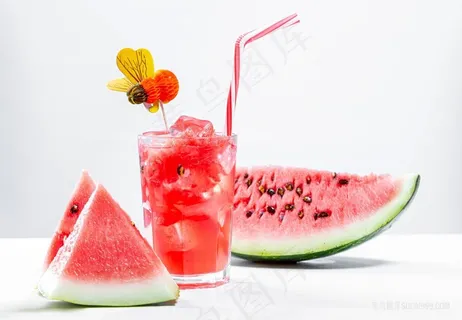唯美鲜榨果汁西瓜汁饮品饮料图片