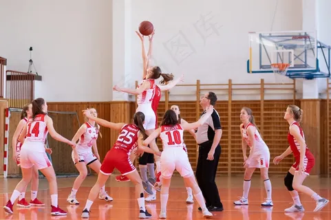 女子篮球训练图片