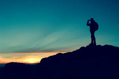 夕阳下的旅行者图片 夕阳下的旅行者图片