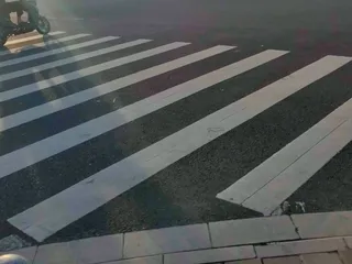 光辉撒上斑马线