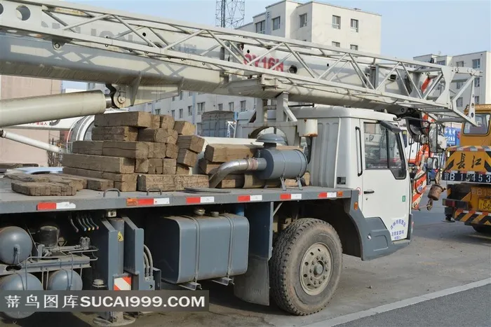 路边的白色吊车