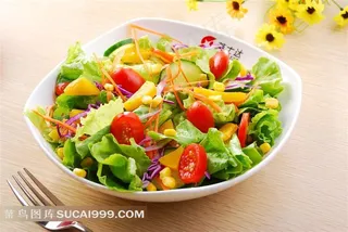 美味水果蔬菜沙拉菜肴和鲜花