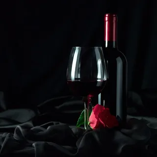 美味葡萄酒与酒杯大图