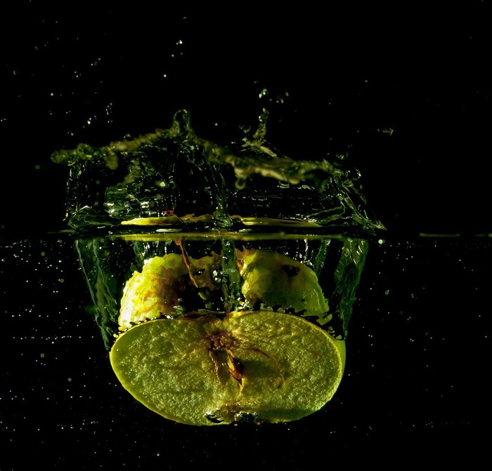 沉浮在水中的苹果摄影