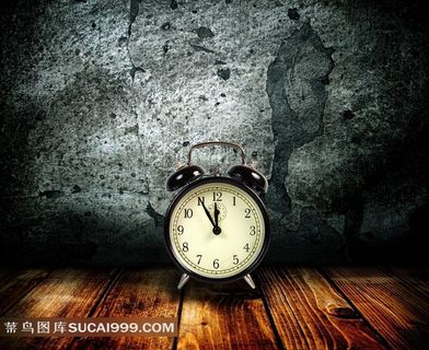 怀旧水泥墙和闹钟图片